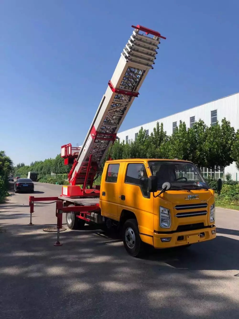 江岸附近的云梯车出租服务：轻松解决高空作业需求