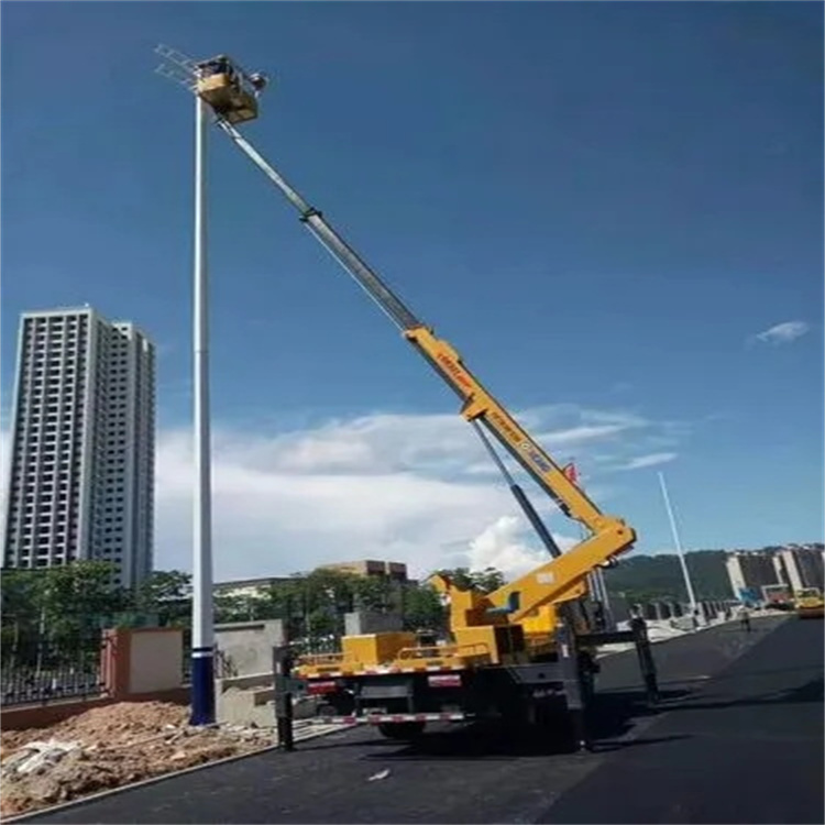 江岸维修路灯的曲臂升降车出租